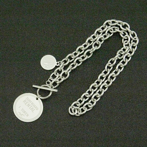Détail du collier chaîne en titane argenté avec pendentifs gravés et fermoir à bascule