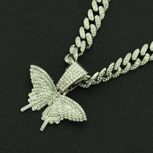 Pendentif papillon hip-hop avec cristaux sur une chaîne à maillons cubains étincelants