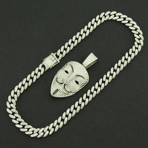 Collier avec pendentif masque Guy Fawkes serti et chaîne cubaine argentée pour homme