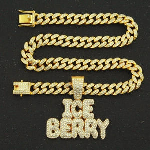 Gros plan sur la chaîne cubaine dorée avec pendentif Ice Berry serti de diamants