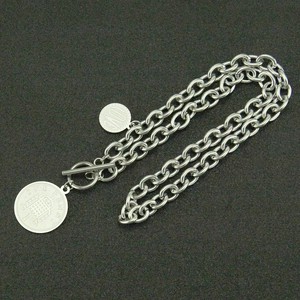 Détail de la chaîne hip-hop en acier avec pendentifs penny et fermoir à bascule OT