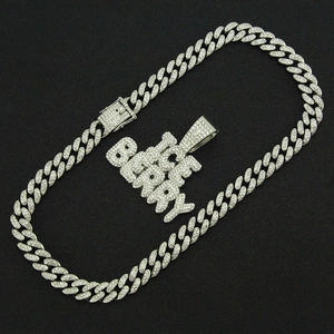 Détail macro de la chaîne cubaine argentée et du pendentif BIGGIE READY givré
