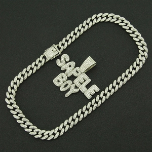 Détail de la chaîne cubaine hip-hop argentée et pendentif SAPPLE BOY serti de strass
