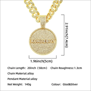 Iced-Out Rundanhänger mit Panzerkette und Maßen für Hip-Hop-Style in Gold-Finish