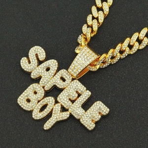 Pendentif Hip Hop SABB BOY doré avec collier à chaîne cubaine orné de strass brillants