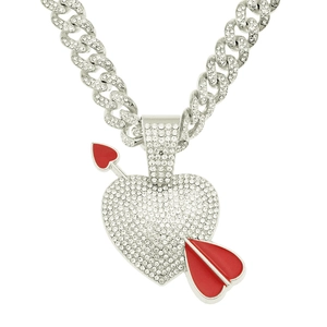 Détail du pendentif cœur avec flèche émaillée rouge sur une chaîne cubaine argentée