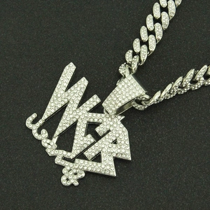 Vue macro d'un pendentif hip-hop glacé avec chaîne à maillons cubains incrustée de diamants