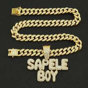 Collier gourmette dorée hip hop avec grand pendentif lettre SAPELE BOY serti de diamants