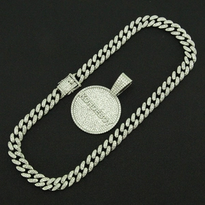 Detailansicht der Iced Out Panzerkette mit Born Free Medaillon und silberner Pavé-Fassung