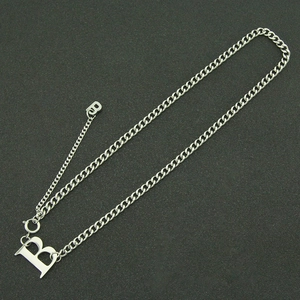 Collana a catena cubana in acciaio inossidabile con un audace ciondolo a lettera B traforata