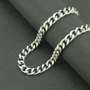Collier chaîne cubaine en acier inoxydable argenté avec maillons au design industriel