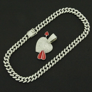 Collier avec pendentif cœur et flèche et chaîne cubaine en argent avec touches rouges