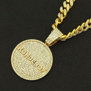 Makroaufnahme einer goldenen Cuban-Kette mit glitzerndem MONEYBOY-Medaillon