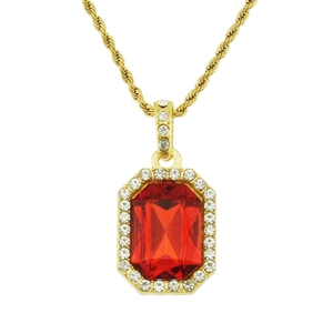 Détail d'une chaîne dorée torsadée avec pendentif rubis rectangle et incrustation de zircon