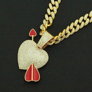 Collier hip hop avec pendentif cœur fléché glacé et chaîne à maillons cubains