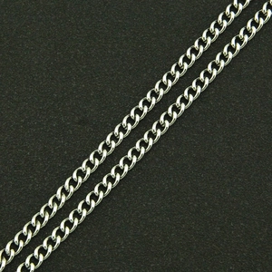 Dettaglio di una catena curb in metallo argentato lucido con maglie fitte e brillanti