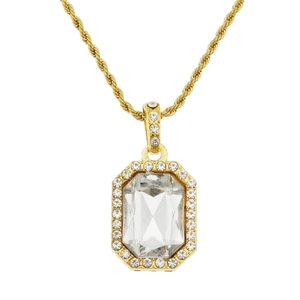 Détail du grand pendentif en cristal taille émeraude avec une chaîne torsadée dorée