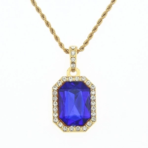 Vue détaillée d'un pendentif gemme bleue rectangulaire avec strass et chaîne dorée