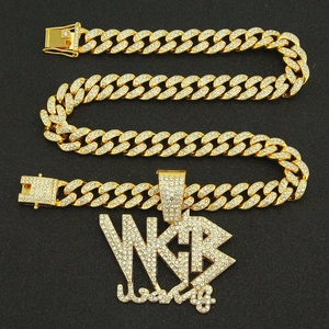 Détail de la chaîne cubaine dorée avec pendentif WKB Wang serti de zircons brillants
