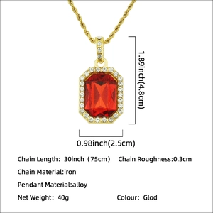 Collier chaîne torsadée dorée hip-hop avec un grand pendentif gemme rouge