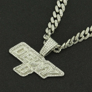 Vue détaillée du collier hip-hop argenté avec pendentif lettre OBKM et chaîne à mailles cubaines