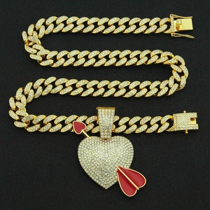 Collier gourmette dorée avec pendentif cœur et flèche serti de zircons brillants