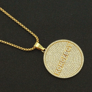 Collana hip hop in oro con ciondolo rotondo tempestato di strass e lettere LOMDEBC incise