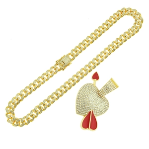 Collier doré avec pendentif cœur fléché et chaîne cubaine avec détails en émail rouge
