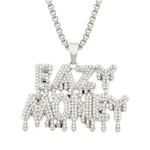 Gros plan du pendentif lettres EAZY MONEY avec cristaux blancs sur chaîne argentée