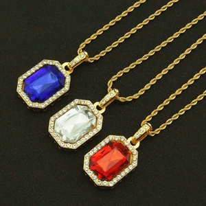 Vue détaillée de trois grands pendentifs rectangulaires en bleu blanc et rouge avec chaîne corde