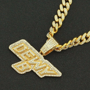 Collier hip-hop doré avec chaîne cubaine et grand pendentif lettre DEMB serti de strass