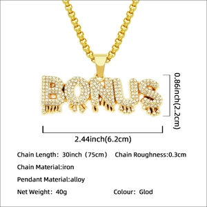 Collana hip hop dorata con pendente BONUS e strass bianchi su una catena da 75 cm