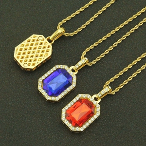 Colliers hip hop avec grands pendentifs en verre coloré et sertis de petits cristaux fins