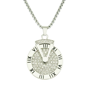 Collier avec pendentif à chiffres romains argenté et incrustations de cristaux