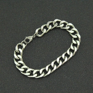 Bracelet gourmette argenté pour homme avec fermoir mousqueton de style minimaliste