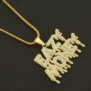 Détail du pendentif Fast Money avec strass incrustés sur un fond noir mat