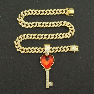 Collier chaîne cubaine dorée style hip hop avec pendentif rubis cœur rouge et clé sertie