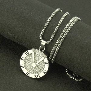 Collier à pendentif rotatif avec chiffres romains serti de cristaux étincelants