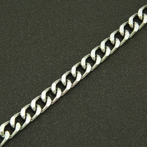 Vue macro d'un bracelet gourmette argenté poli avec une finition métallique brillante