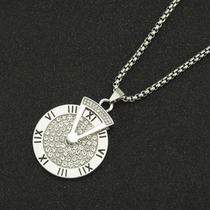 Détail macro du collier rotatif argenté avec chiffres romains et zircons blancs brillants
