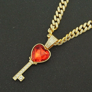 Collier à maillons cubains dorés avec pendentif clé cœur rubis et strass étincelants
