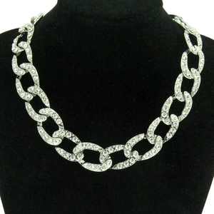 Collier à maillons ovales en argent avec strass en cristal sur support noir