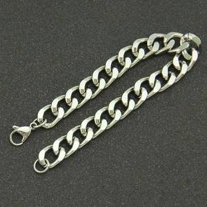 Bracelet gourmette argenté poli pour hommes avec fermoir mousqueton sur fond texturé