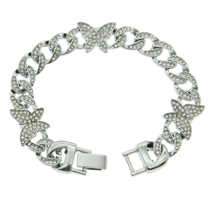 Gros plan du bracelet gourmette en argent avec papillons sertis de strass et fermoir