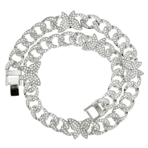 Détail du collier chaîne cubaine argentée avec breloques papillons serties de strass