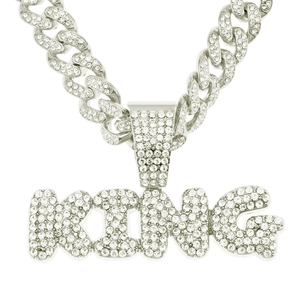 Gros plan du pendentif KING argenté glacé et de la chaîne cubaine sertie de diamants