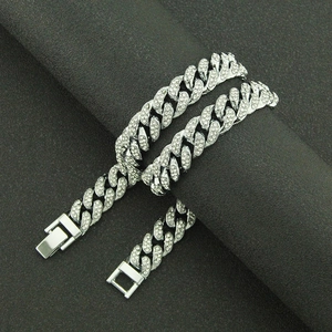 13mm silberne Panzerarmbänder mit Zirkonia-Besatz auf einem schwarzen Ständer