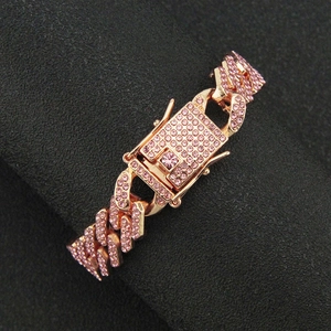 Nahaufnahme von roségoldenem Cuban-Link-Armband mit rosa Strasssteinen für Herren