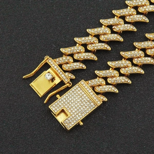 Collana cubana uomo oro hip-hop con maglie a fiamma e pavé di cristalli lucidi