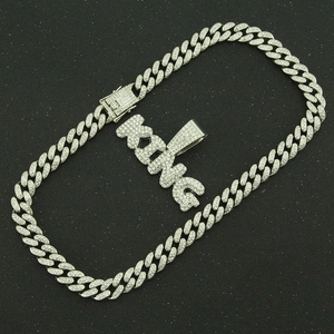 Détail du collier King en argent avec zircons blancs et chaîne à maillons cubains épais